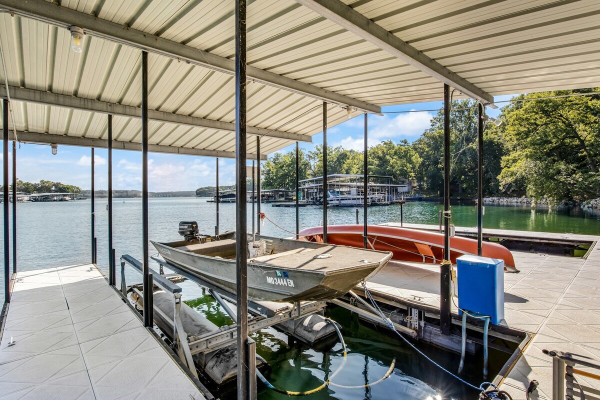 6BR lakehouse w/private dock and game room