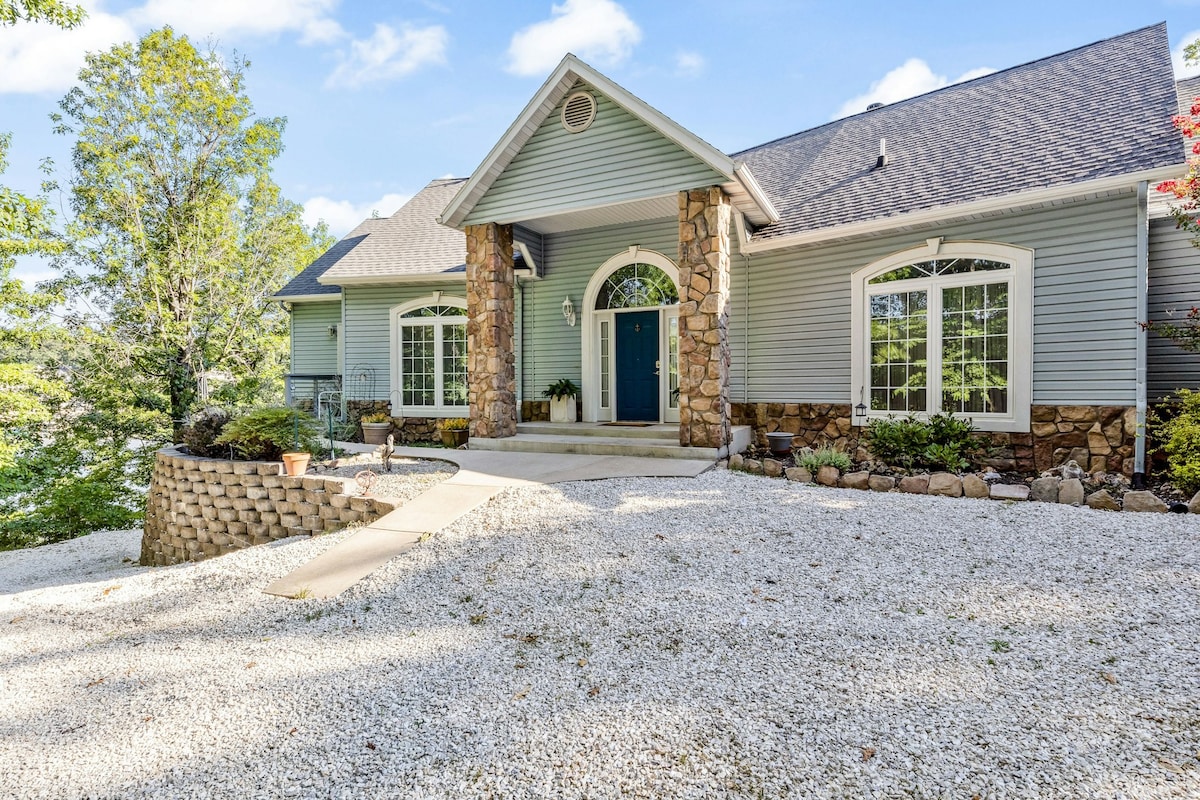 6BR lakehouse w/private dock and game room