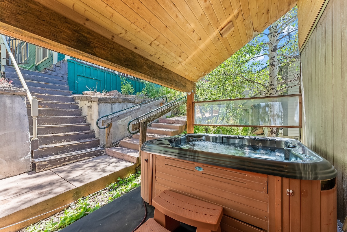 Amazing 3 BR - Hot Tub - Walk to Main St -