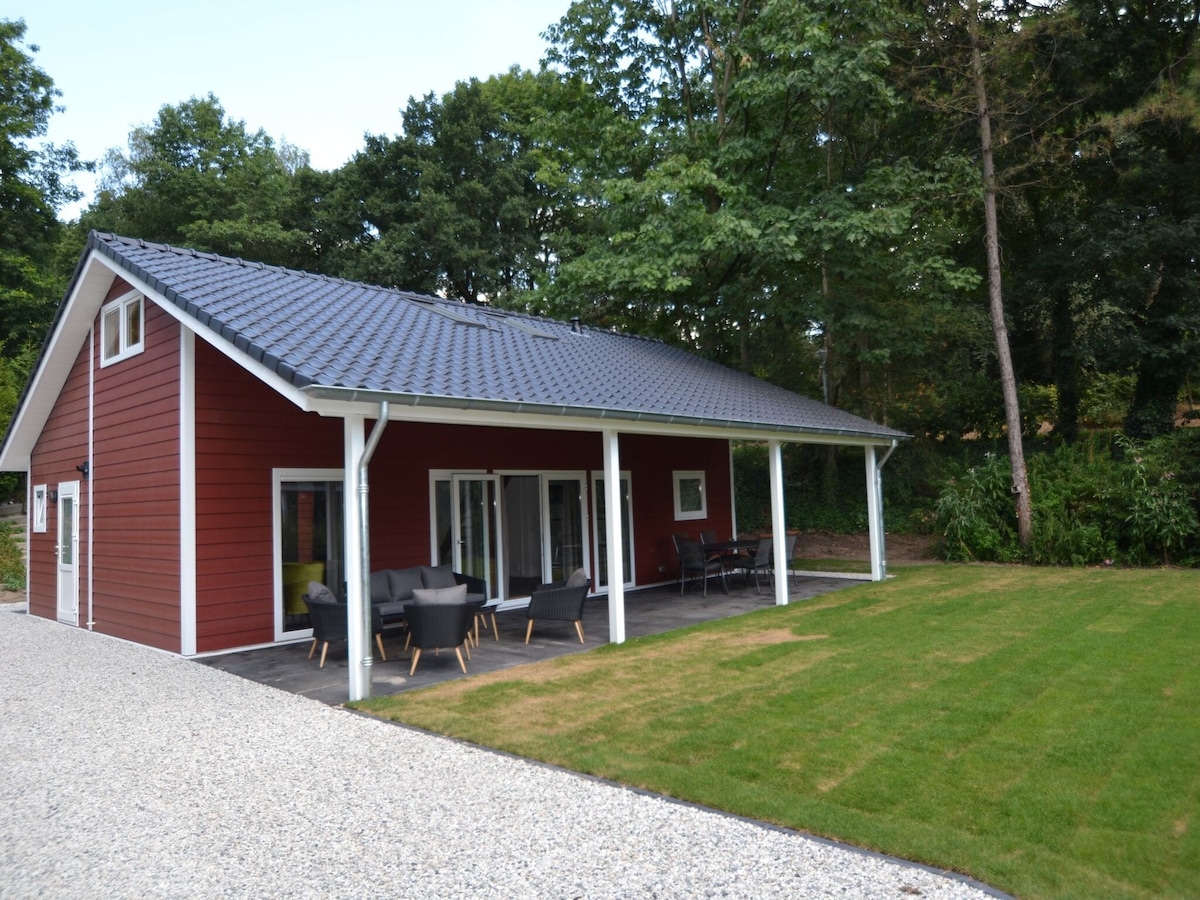 Holiday home with covered terrace in Rhenen