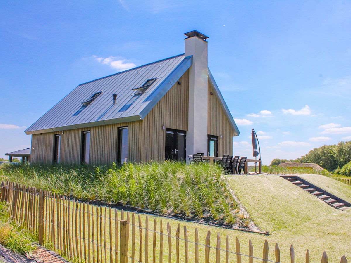 Wellness lodge with sunshower