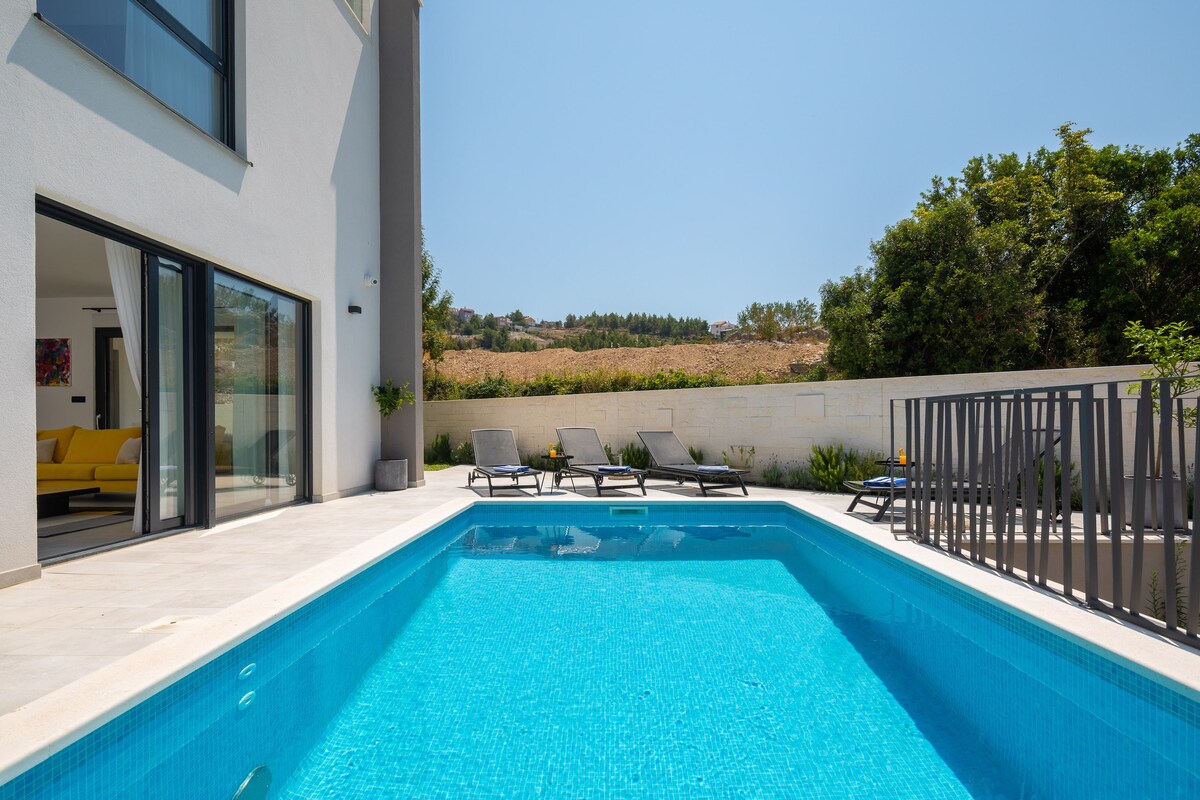 Stunning villa in Podstrana with Outdoor swimming