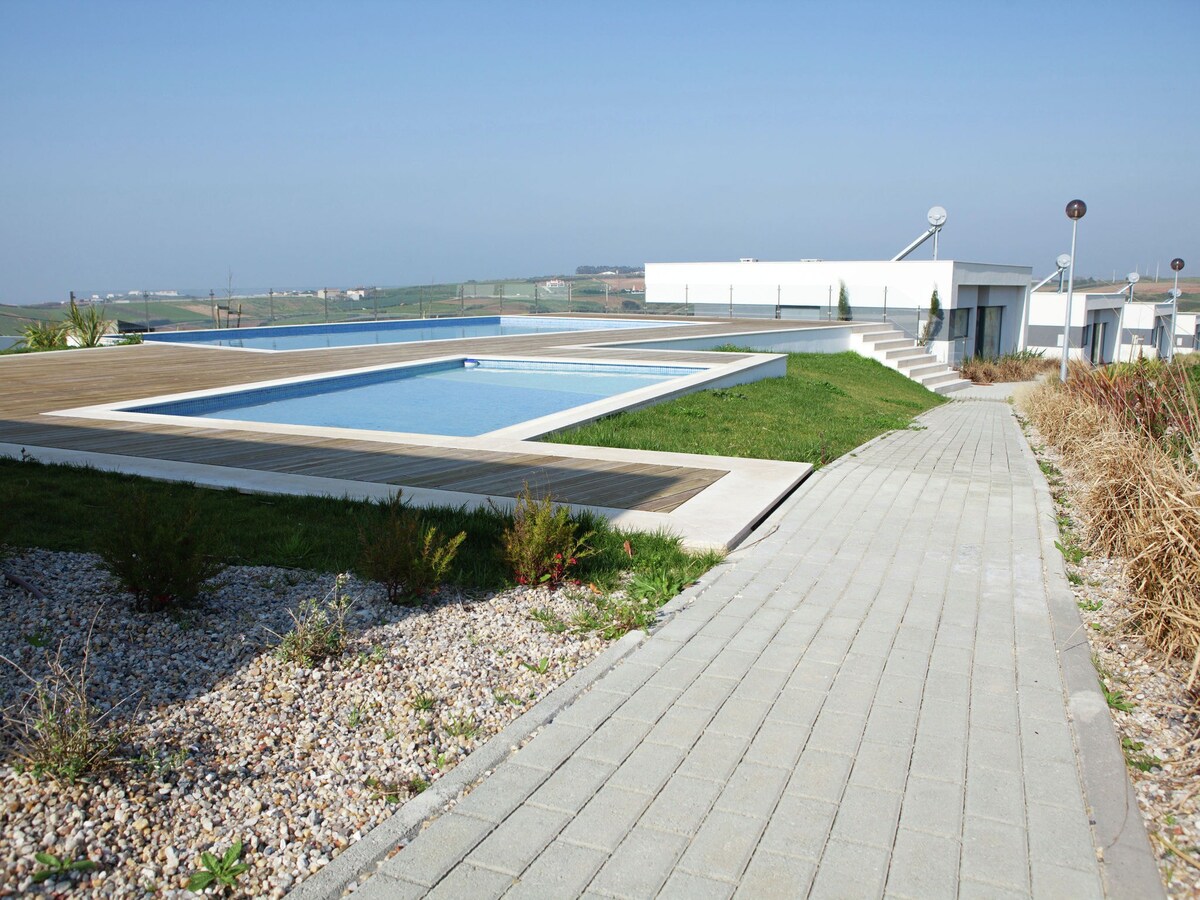 位于Lourinhã的现代别墅，带泳池
