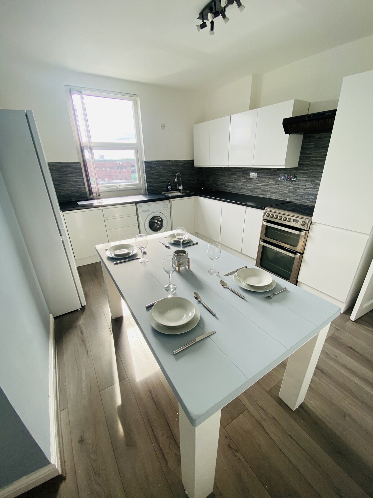 Stylish 3 Bed Contractor Friendly + Free Parking