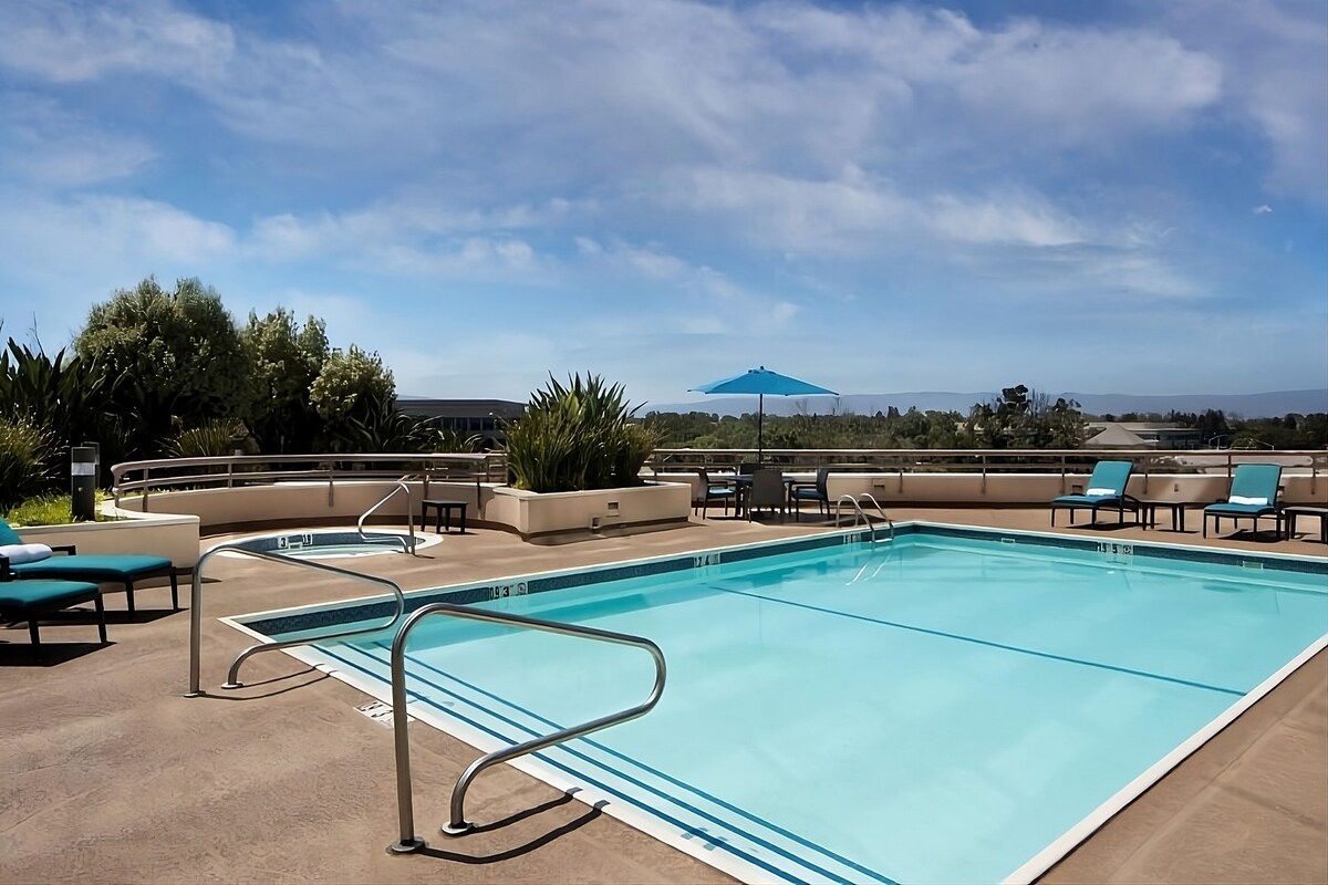 4 Contemporary Units! Pool Access & Parking Onsite