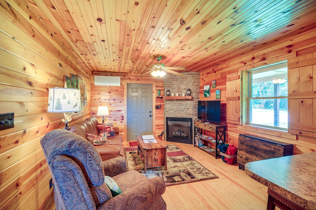 Blue Ridge Mountain Cabin w/ Views & Hot Tub