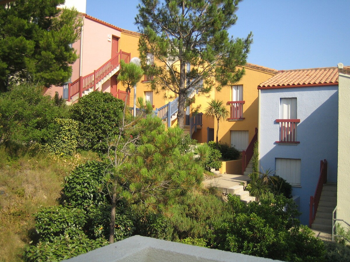Apartment with balcony or terrace near sea