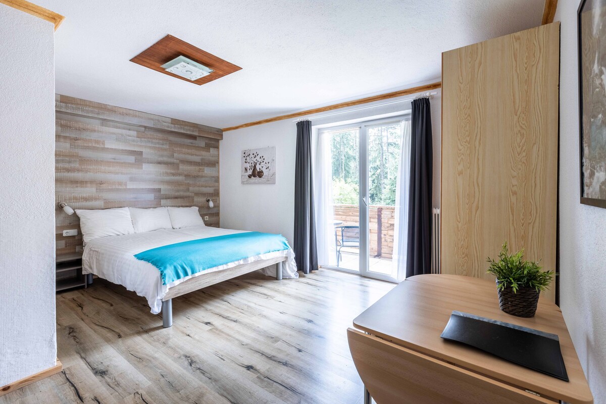 Zimmer 4+Dusche+Balkon mit Waldblick
