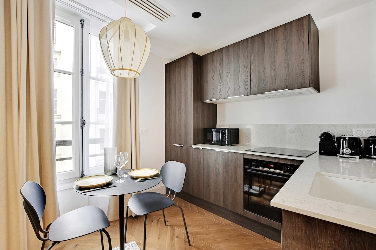 Refined Urban Living: Luxe Studio in Central Paris