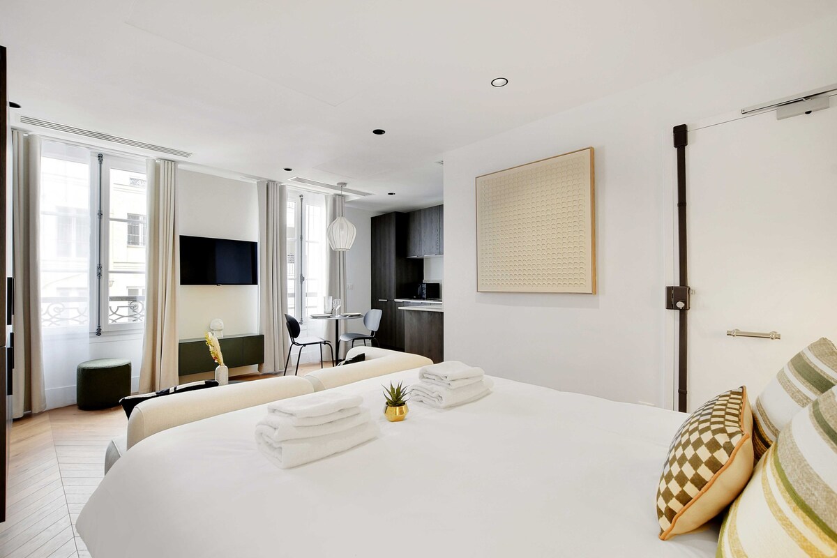 Refined Urban Living: Luxe Studio in Central Paris