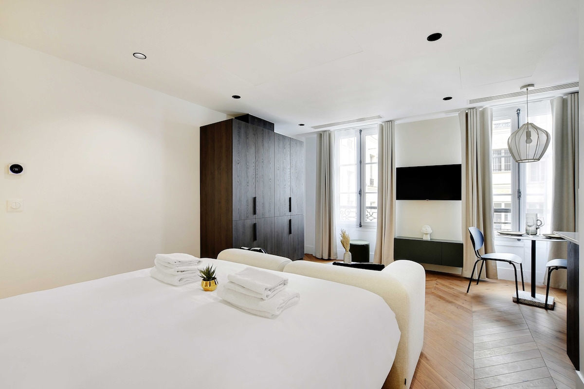 Refined Urban Living: Luxe Studio in Central Paris