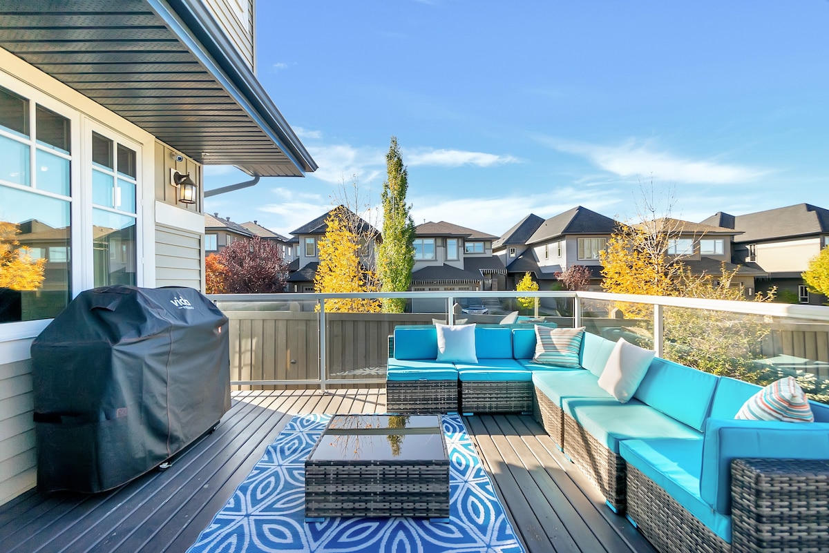 Elegant SW Edmonton Estate: Tranquility & Style