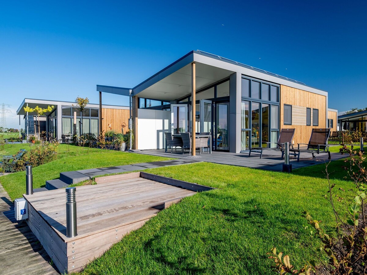 Beautiful chalet with a jetty, near Frisian lakes