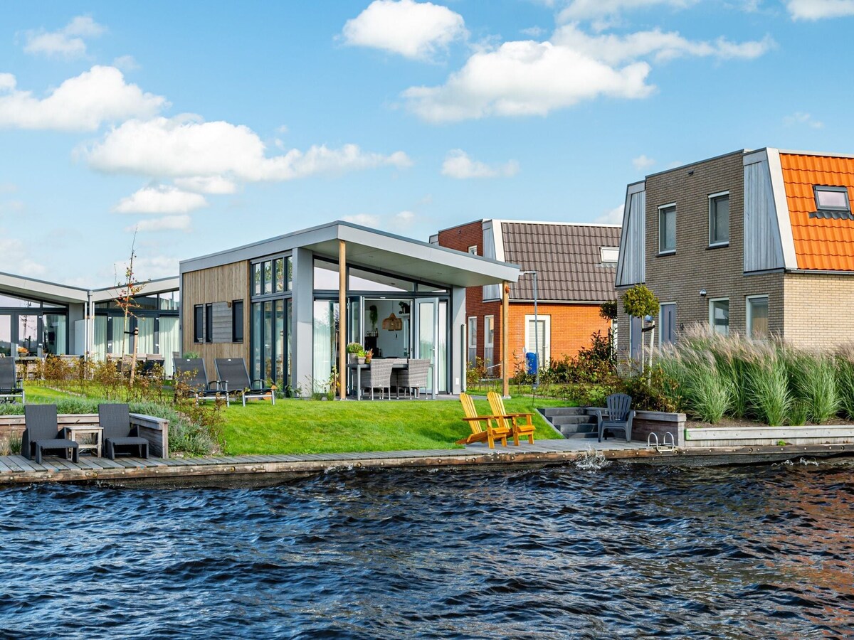 Beautiful chalet with a jetty, near Frisian lakes