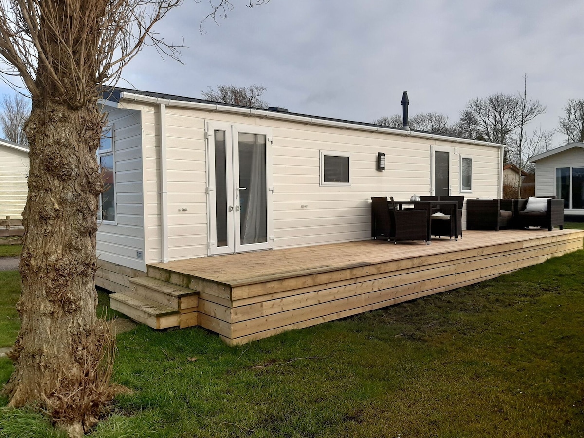 Atmospheric chalet with terrace, by the Wadden Sea