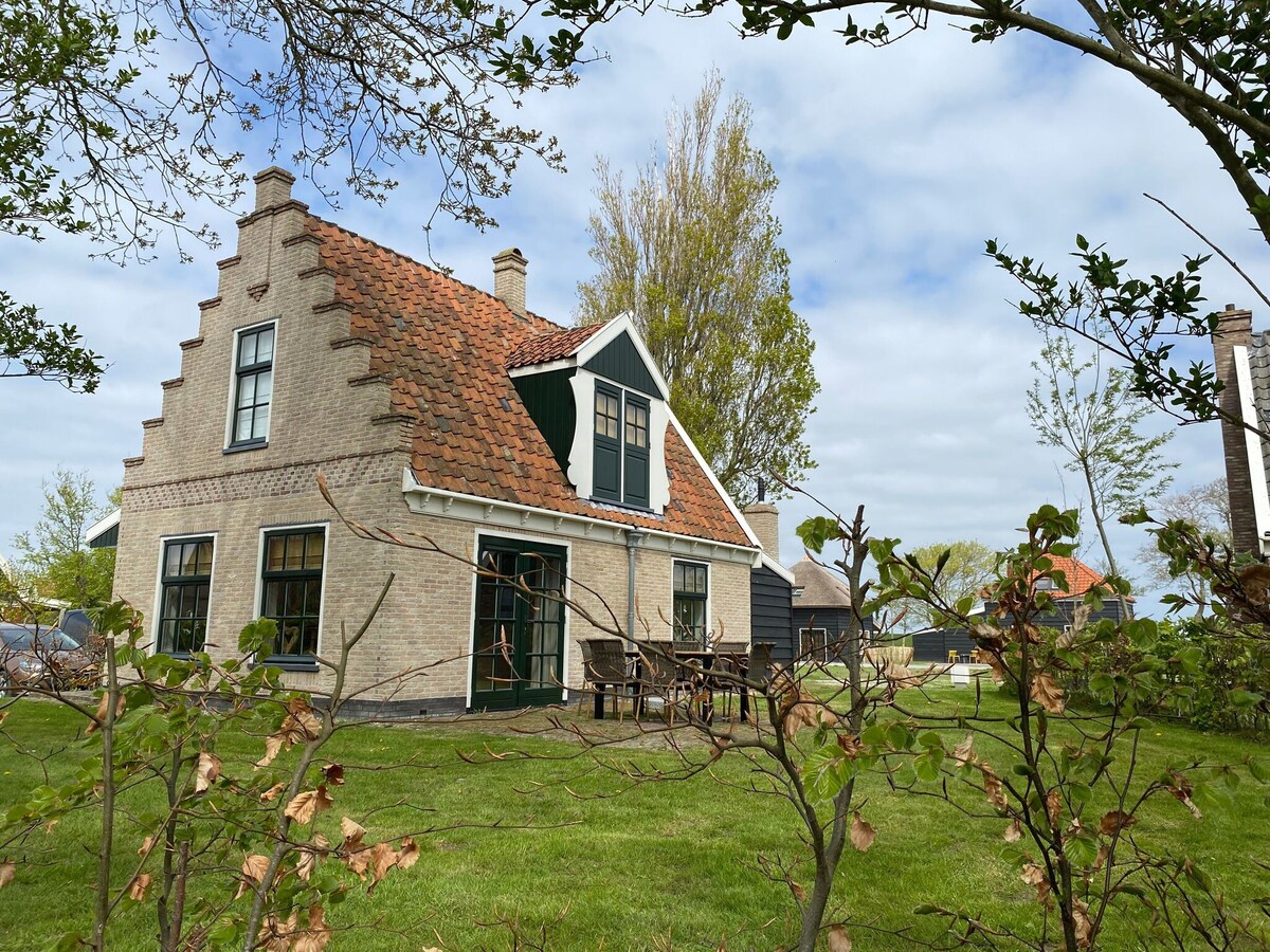 Beautiful villa with bath, close to the Wadden Sea