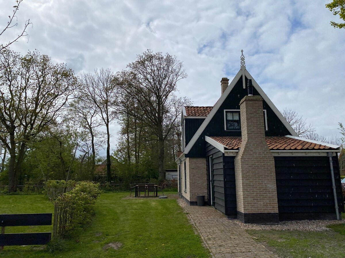 Beautiful villa with bath, close to the Wadden Sea