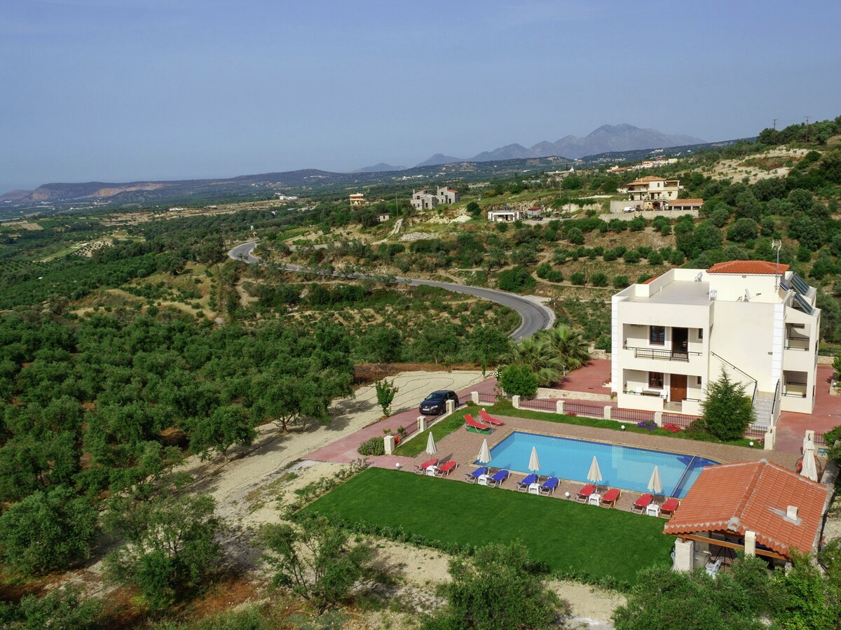 Villa with private pool and 5km to the beach