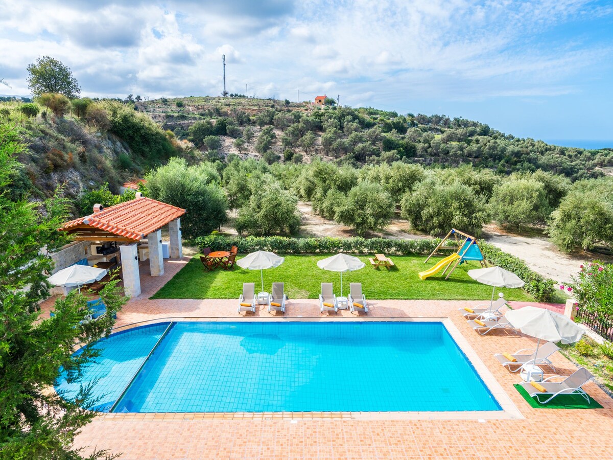 Villa with private pool and 5km to the beach