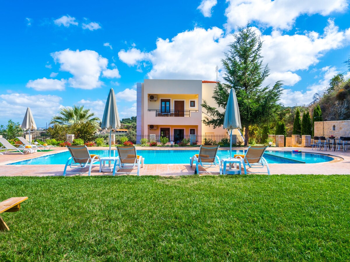 Villa with private pool and 5km to the beach