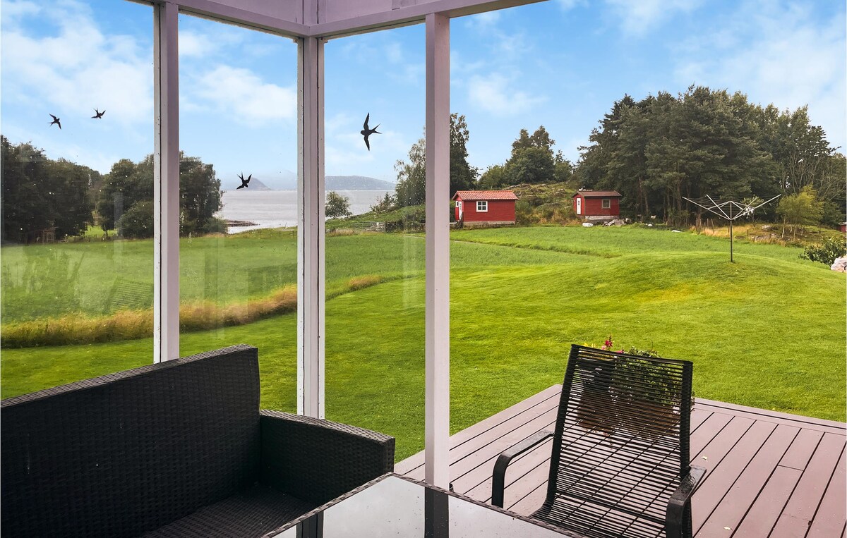 Beautiful home in Sjernarøy with house sea view