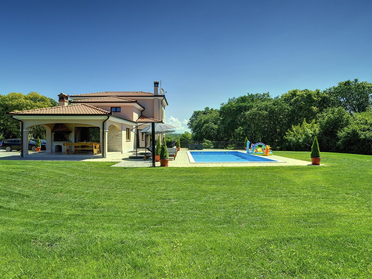 宽敞的别墅，带泳池和阳伞，位于罗维尼