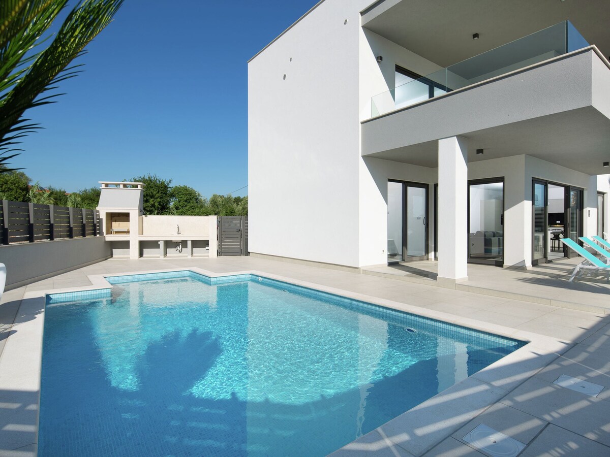 Luxury apartment with private pool near beach