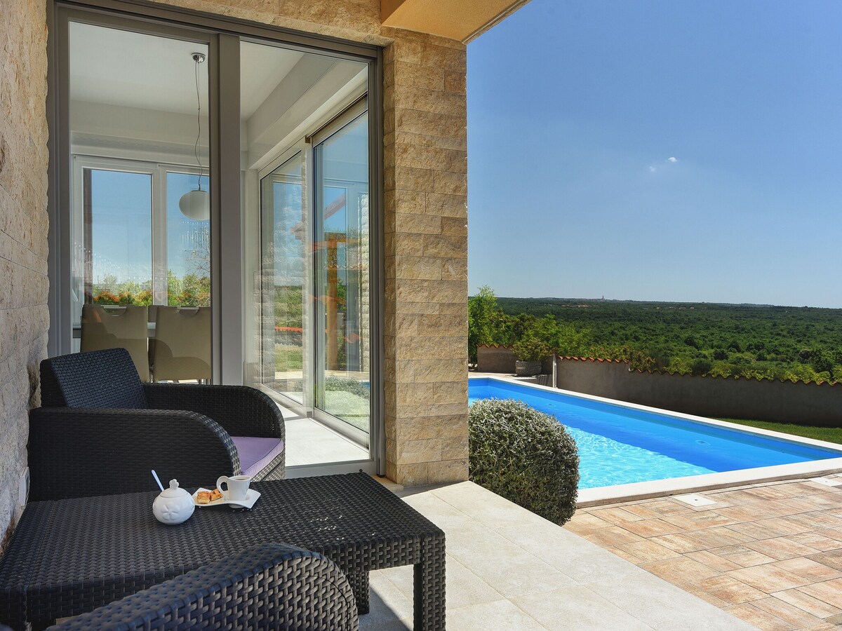 Modern Villa in Peroj with Pool and Parasol