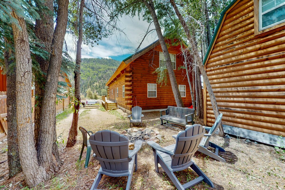 3BR mtn-view cabin with firepit, grill & fireplace