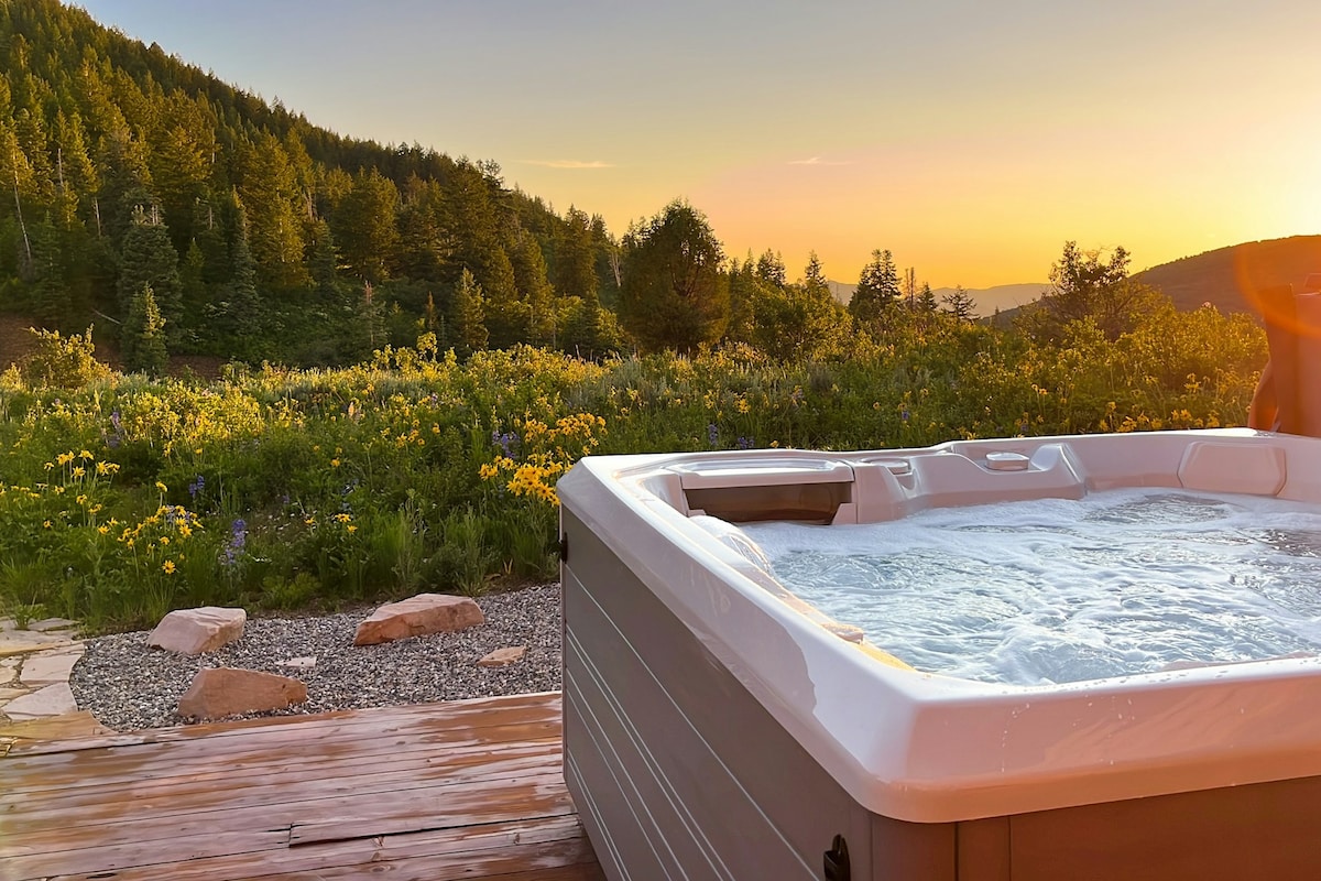 4BR with hot tub, sunset views & trail access