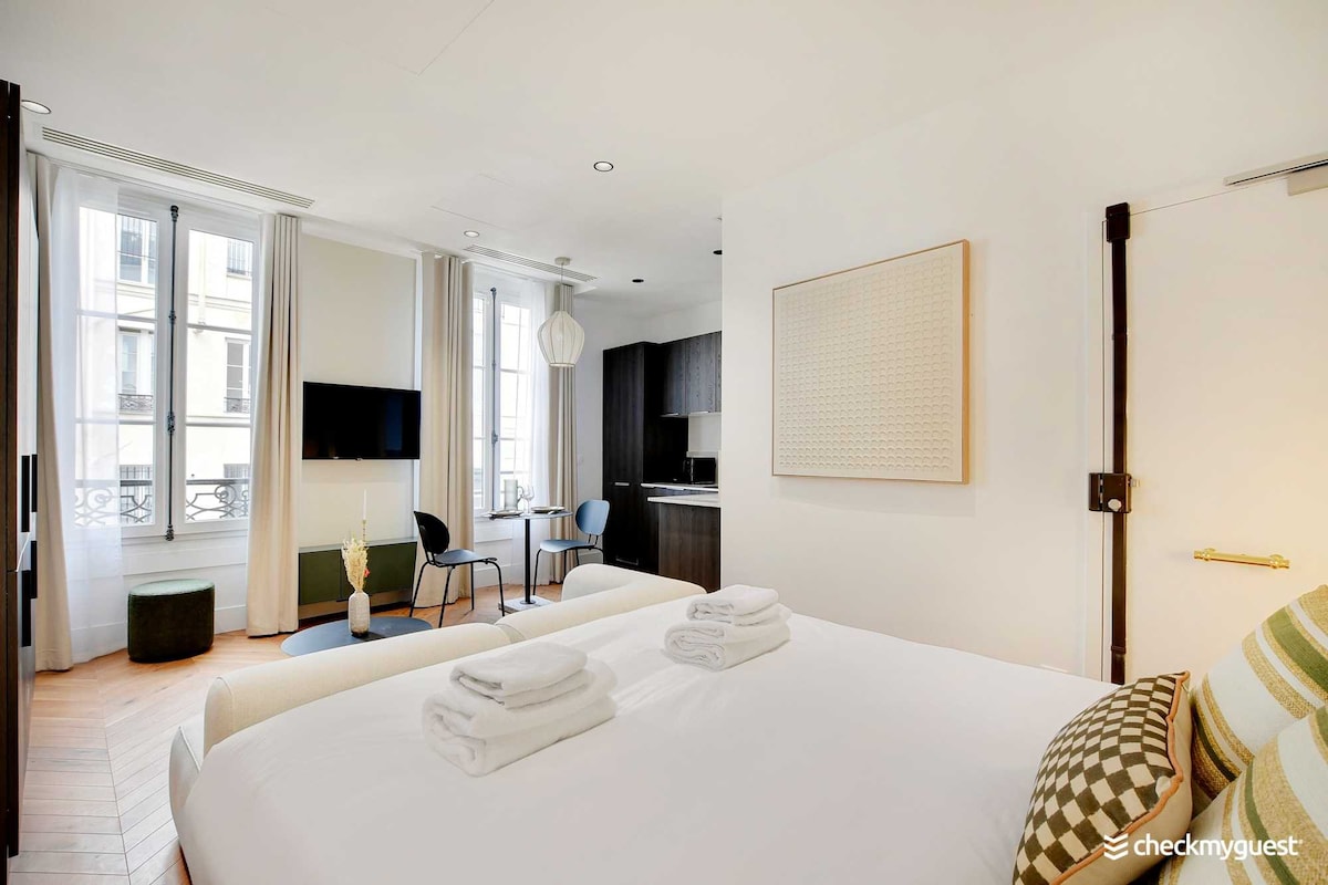 Refined Urban Living: Luxe Studio in Central Paris