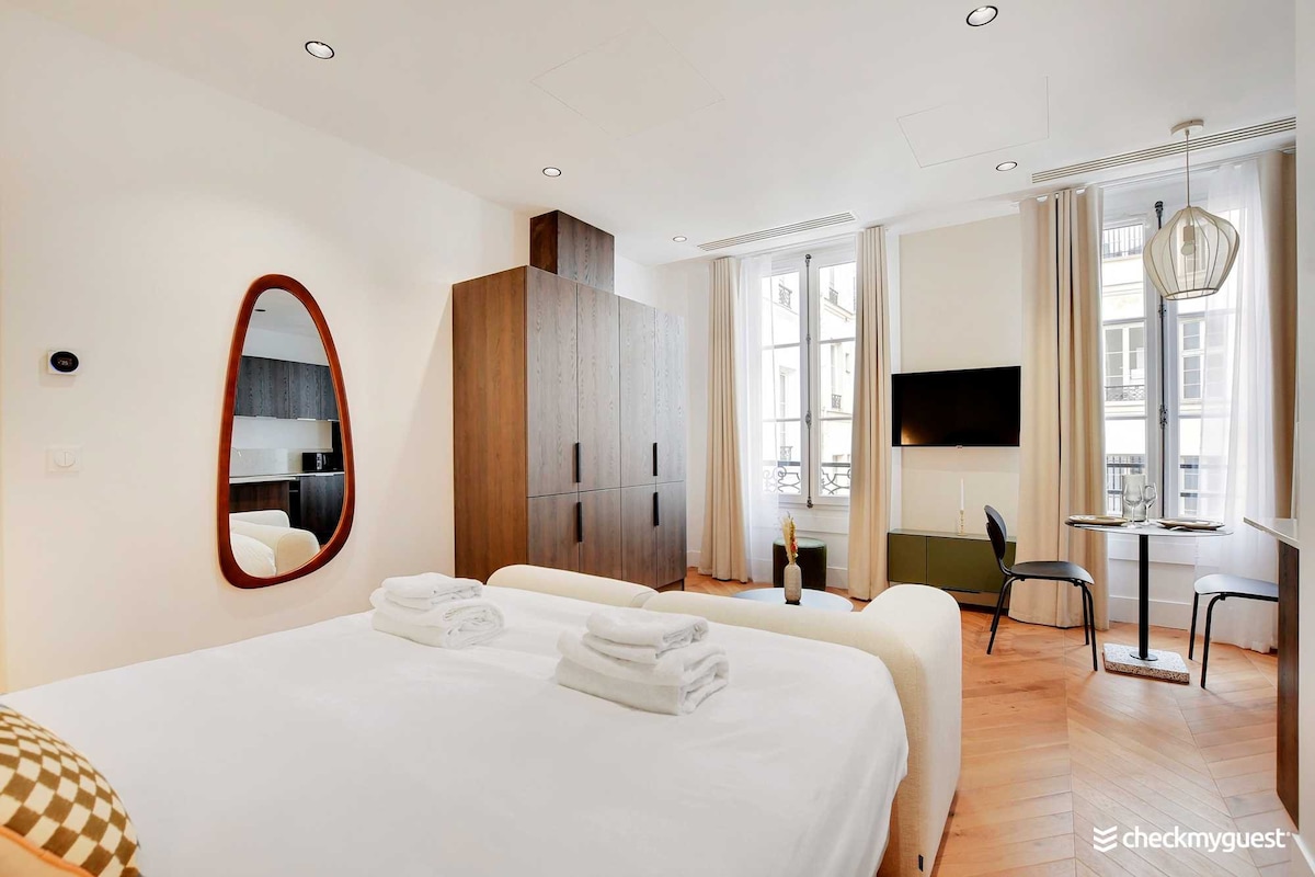 Refined Urban Living: Luxe Studio in Central Paris