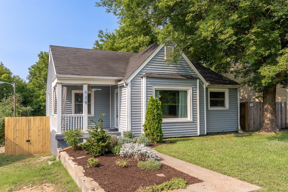 Historic Location! Cozy Cottage! , Yard!