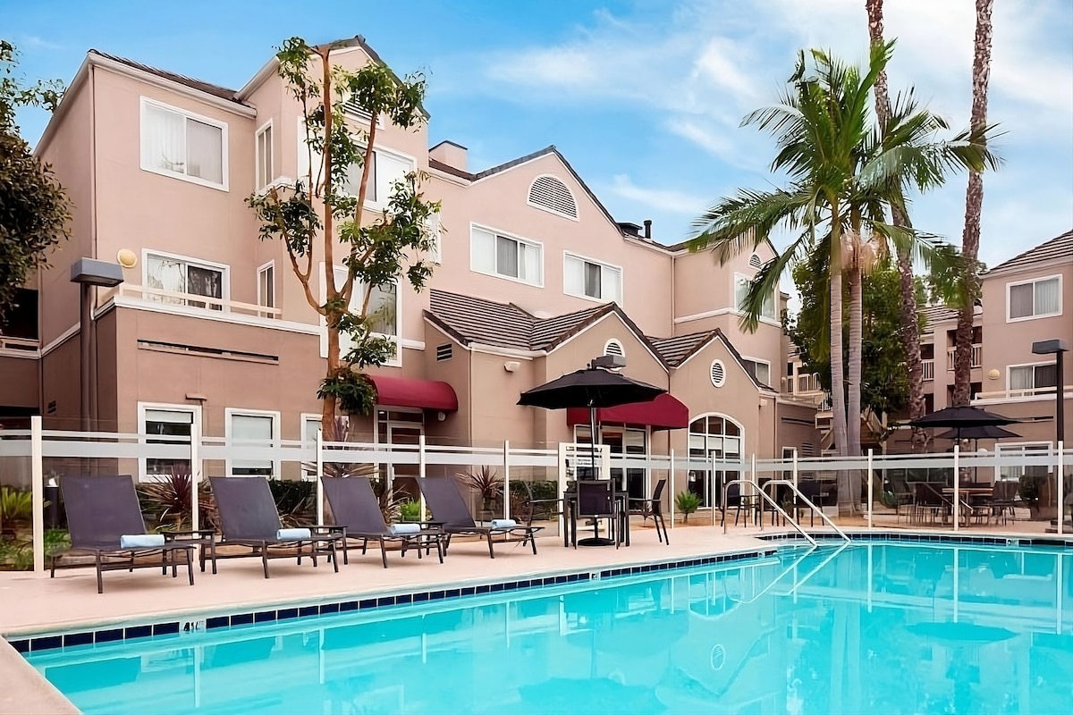 Your Home Away from Home in San Diego! Pool View!
