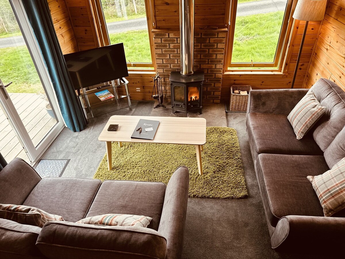 Premium Woodland Lodge with hot tub - sleeps 2