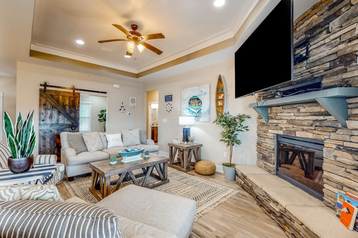 4BR retreat with a saltwater pool & fire table