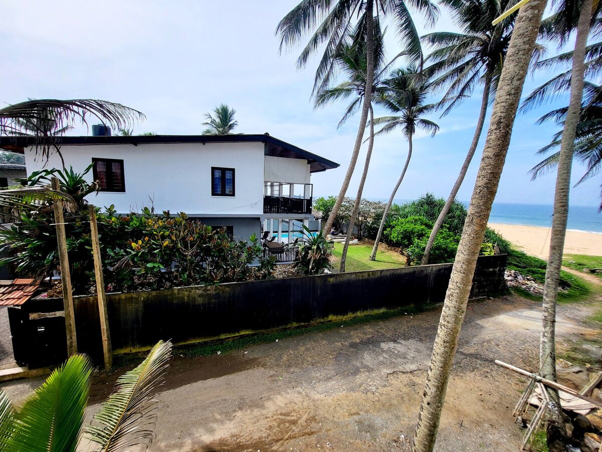Beach Villa Yang near Hikkaduwa, with Pool and Coo