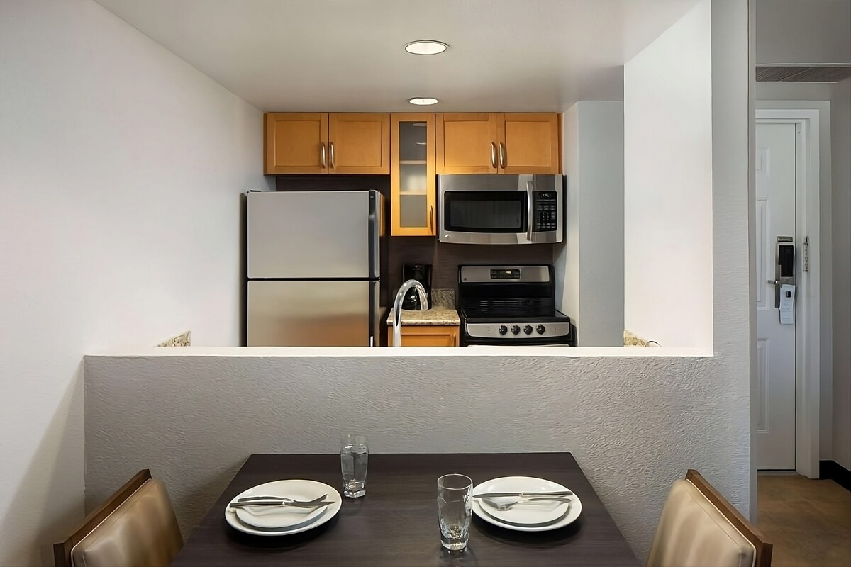 Perfect for Groups! 2 Spacious Units, Free Bfast