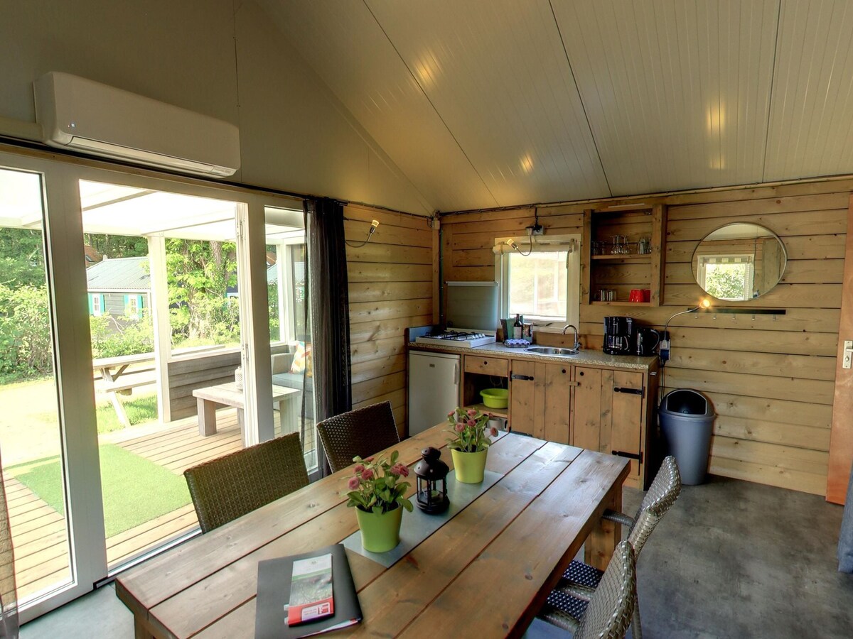 带顶棚露台的帐篷小屋，位于绿色区域