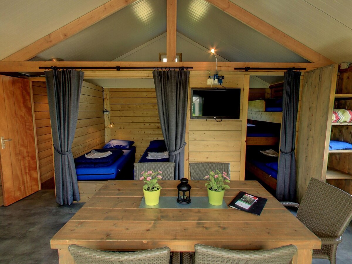 带顶棚露台的帐篷小屋，位于绿色区域