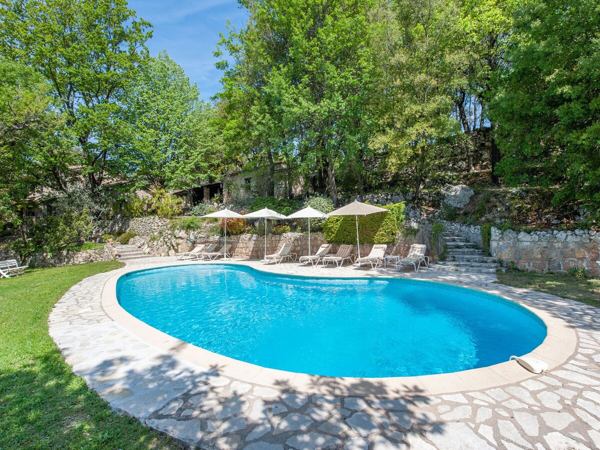 位于卡拉斯法国的壮丽别墅，带私人泳池