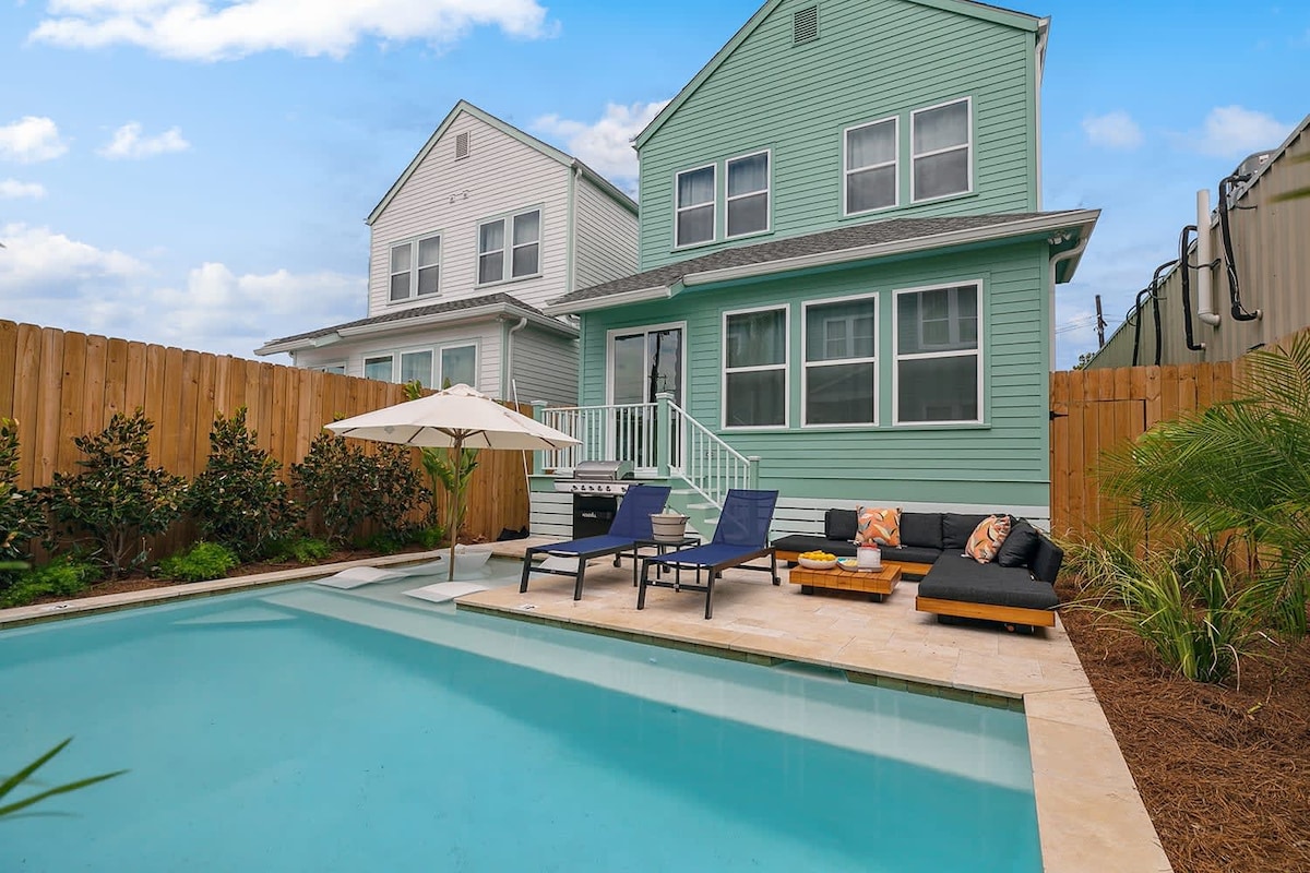 Artsy & Tropical Oasis near FQ ~ Heated Pool ~ Pkg