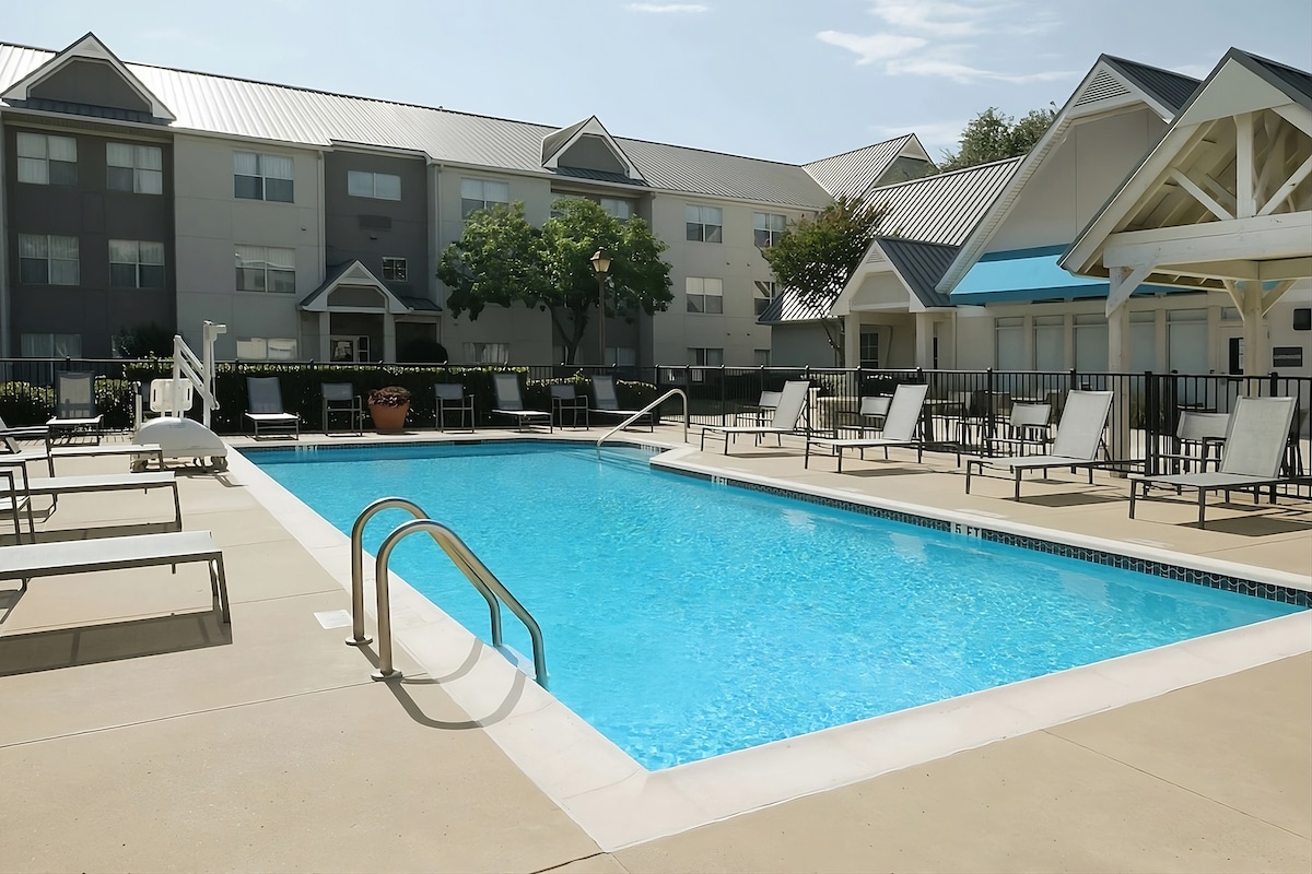 2 Modern Units! w/ Outdoor Pool, Free Breakfast