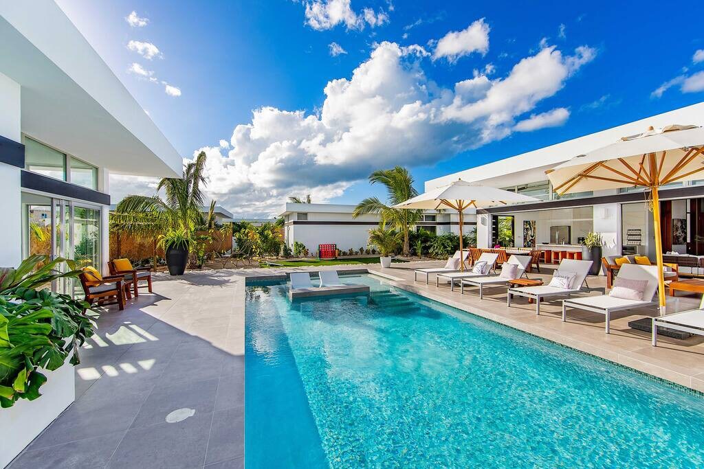 New Seaside Vacation Villa with Hotel Amenities v9