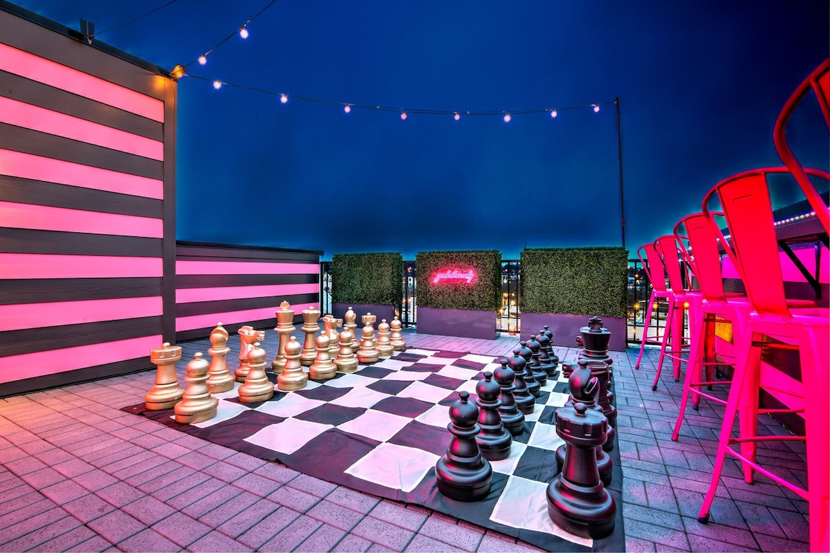 Baller Lux Home 20 Beds, Game Room & Rooftop!