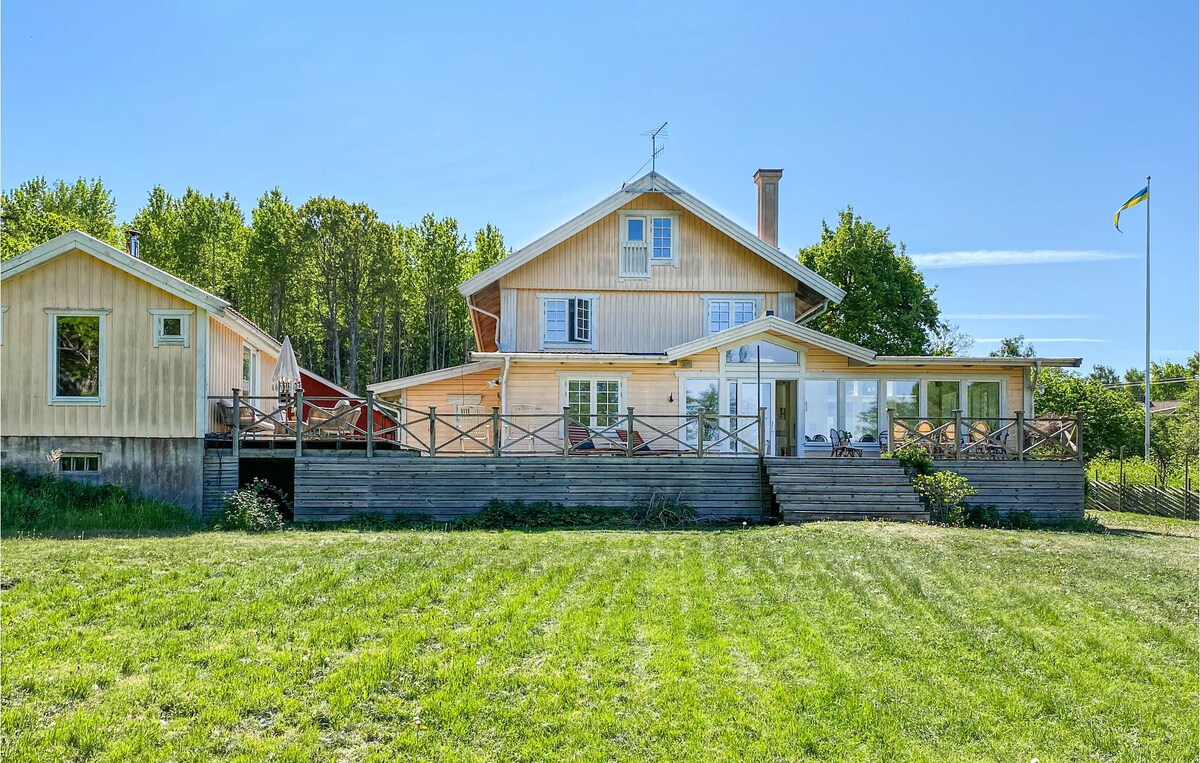 Awesome home in Näshulta , WiFi and 6 Bedrooms