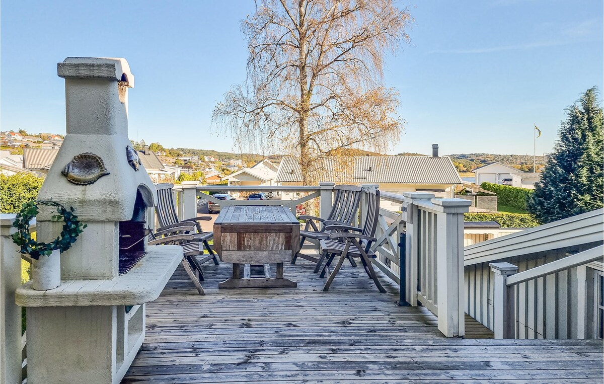 Amazing home in Uddevalla with house sea view