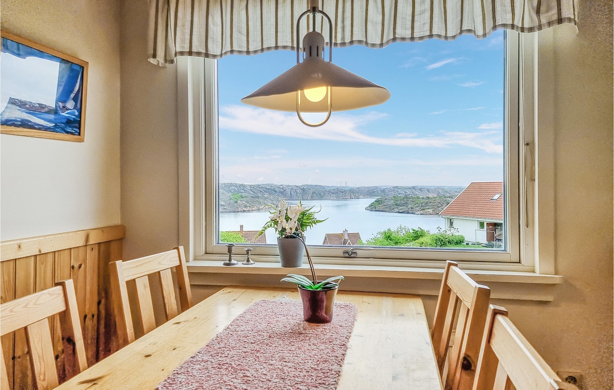 Awesome apartment in Kungshamn with house sea view