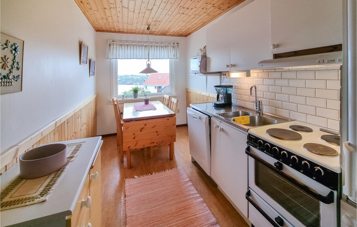 Awesome apartment in Kungshamn with house sea view