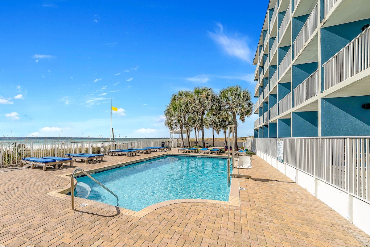 Right On The Water! 4 Relaxing Units, Free Parking